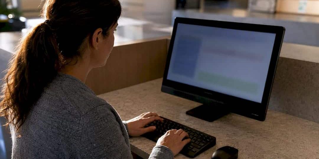 Petitioner using courthouse AZPOINT filing computer